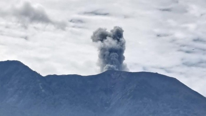Erupsi gunung Marapi, Sumbar. (Jeka Kampai/detikSumut)