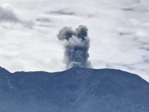 Marapi Erupsi, Semburkan Abu Vulkanik 1,2 Kilometer dari Atas Puncak
