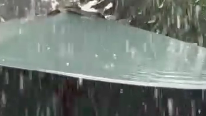 Fenomena hujan es terjadi di Cikini, Kecamatan Menteng, Jakarta Pusat (Jakpus). Peristiwa yang langka terjadi di Jakarta itu beredar videonya di medsos. (dok Pribadi/Naim M/detikcom)