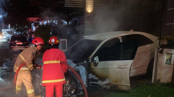 Foto: Mobil di kawasan Kota Wisata, Kecamatan Gunung Putri, Bogor, Jawa Barat, terbakar. Mobil tersebut terbakar diduga dipicu korsleting aki. (Dok istimewa)..