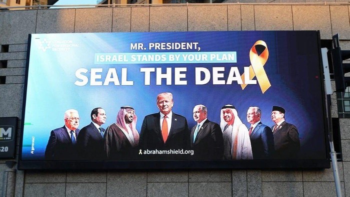 Foto Presiden RI Prabowo Subianto bersama Presiden AS Donald Trump dan pemimpin negara arab lainnya di baliho Abraham Shield Israel