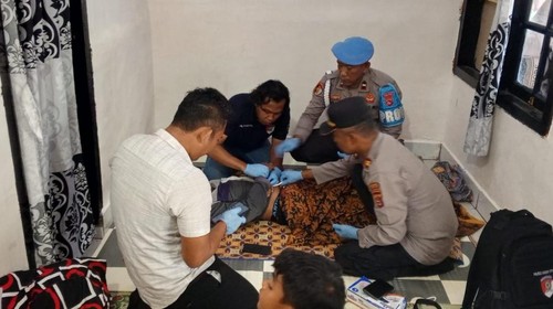 Seorang warga KLU ditemukan tewas akibat ganting diri di rumahnya, Selasa (30/9/2025). (Foto : dok Polres Lombok Utara/detikBali).