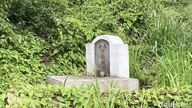 Altar doa di Tanjakan Gombel, Kecamatan Banyumanik, Kota Semarang, yang kerap disangka sebagai makam Tionghoa, Selasa (30/9/2025).