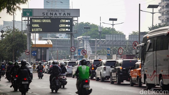 Kendaraan roda empat/lebih antre masuk ke Tol Dalam Kota arah Slipi dari GT Senayan, Jakarta, Selasa (30/9/2025). GT Senayan dibuka secara parsial imbas perbaikan pasca kerusuhan bulan Agustus lalu.