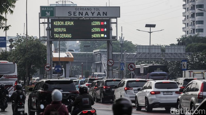 Kendaraan roda empat/lebih antre masuk ke Tol Dalam Kota arah Slipi dari GT Senayan, Jakarta, Selasa (30/9/2025). GT Senayan dibuka secara parsial imbas perbaikan pasca kerusuhan bulan Agustus lalu.
