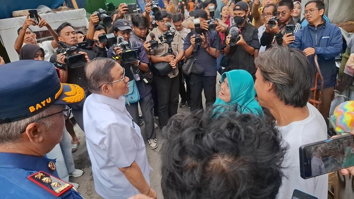 Gubernur DKI Jakarta Pramono Anung meninjau korban kebakaran yang ada di Taman Sari, Jakarta Barat