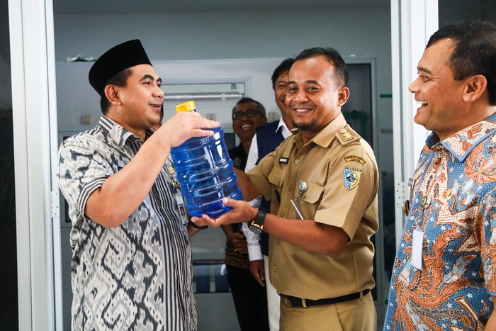 Gubernur Jawa Tengah Ahmad Luthfi dan Wakil Gubernur Taj Yasin bersama Rektor Universitas Diponegoro (Undip) Semarang Suharnomo meresmikan program desalinasi di Desa Banjarsari, Kecamatan Sayung, Kabupaten Demak.