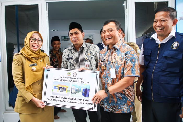 Gubernur Jawa Tengah Ahmad Luthfi dan Wakil Gubernur Taj Yasin bersama Rektor Universitas Diponegoro (Undip) Semarang Suharnomo meresmikan program desalinasi di Desa Banjarsari, Kecamatan Sayung, Kabupaten Demak.