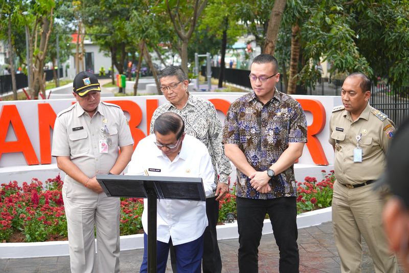 Gubernur Provinsi DKI Jakarta Pramono Anung Meresmikan Taman Bugar Di Duri Kepa, Kebon Jeruk Jakarta Barat.