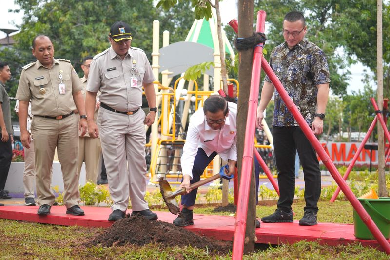 Gubernur Provinsi DKI Jakarta Pramono Anung Meresmikan Taman Bugar Di Duri Kepa, Kebon Jeruk Jakarta Barat.