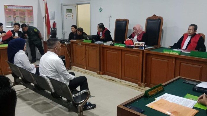 Mantan Wawako Palembang Fitrianti bersama suami jalanin sidang perdana