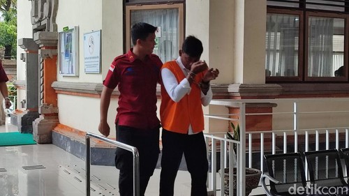 I Wayan Sudirta digiring keluar ruang sidang PN Denpasar setelah divonis 3 tahun penjara dalam kasus penculikan anak, Selasa (30/9/2025).