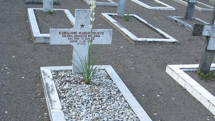 Ilustrasi makam Pahlawan Revolusi Kolonel Sugiyono