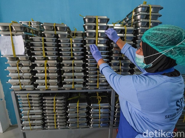 Petugas SPPG menyiapkan Makan Siang Gratis (MBG) (Antara Foto/Andry Denisah)