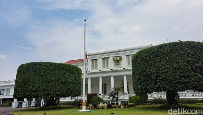 Istana mengibarkan bendera Merah Putih setengah tiang (Eva Savitri/detikcom)