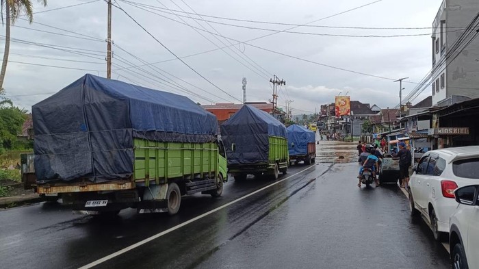Jalan Lintas Barat Sumatera sudah mulai surut usai banjir melanda.