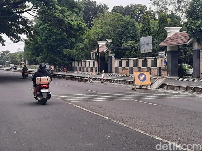 Jalan Panglima Sudirman Pati saat ada perbaikan jalan dan pembangunan median, Selasa (30/9/2025).