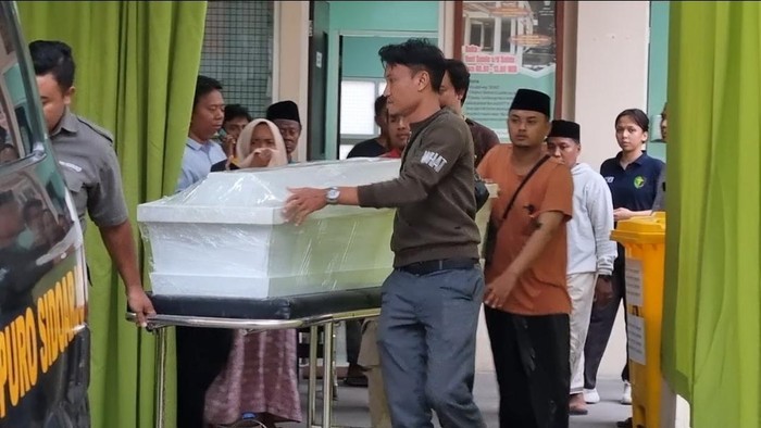 Satu korban meninggal usai tertimpa reruntuhan gedung ponpes Al Khoziny dipulangkan ke daerah asal, Tanjung Pandan Bangka Belitung. Ia adalah Muhammad Soleh (22) dengan kondisi paling parah