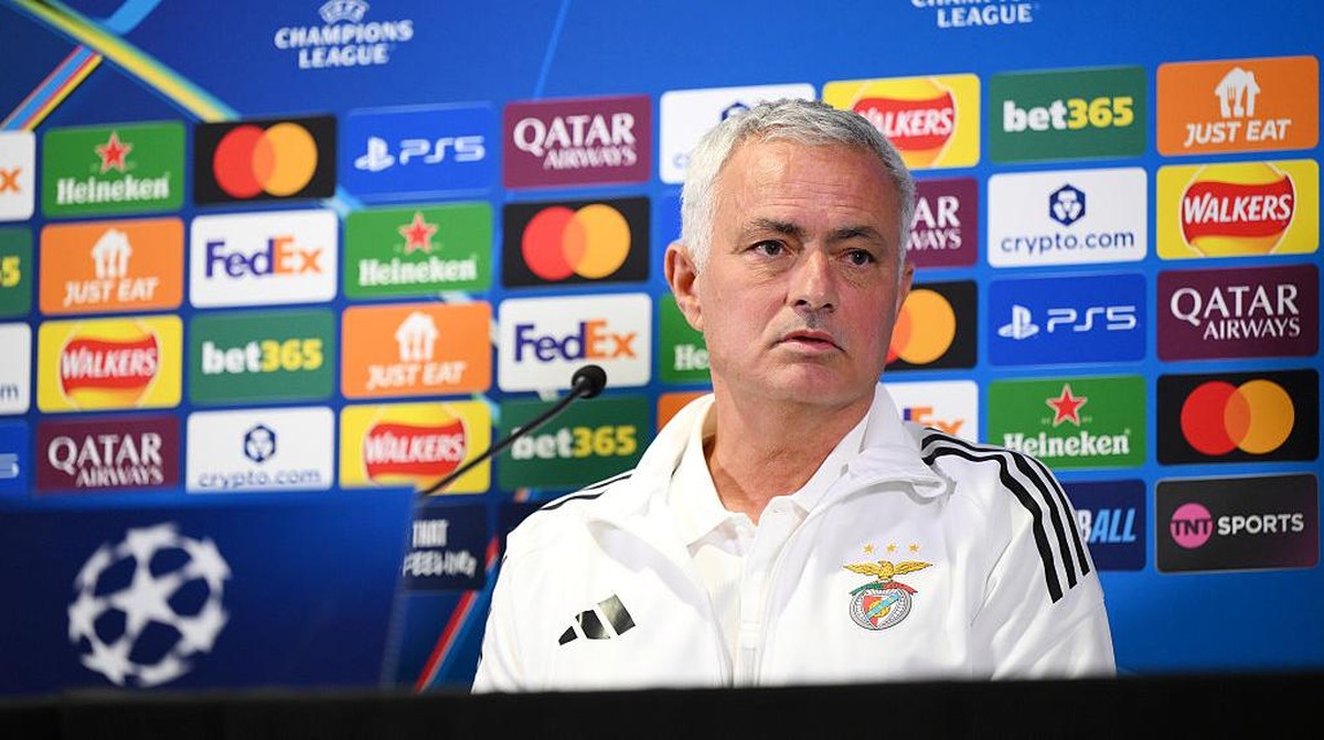 Mourinho kembali ke Stamford Bridge sebagai pelatih Benfica. Foto: Getty Images/Alex Broadway