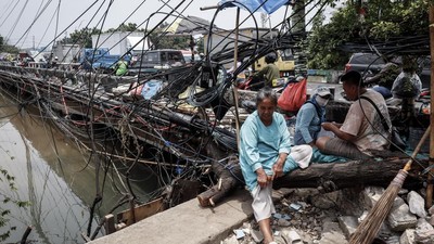 Kabel Semrawut di Jalan Kapuk Ancam Pengguna Jalan