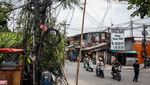 Kabel Semrawut di Jalan Kapuk Ancam Pengguna Jalan