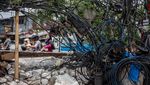 Kabel Semrawut di Jalan Kapuk Ancam Pengguna Jalan