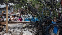 Jaringan kabel utilitas di kawasan itu dikeluhkan karena mengganggu kenyamanan dan merusak pemandangan kota. ANTARAFOTO/Muhammad Rizky Febriansyah