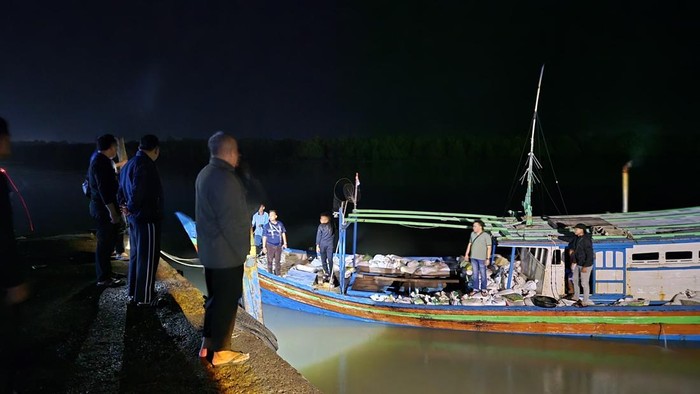 Kapal yang mengangkut pasir timah ilegal.