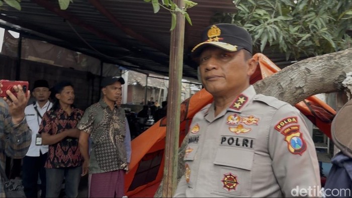 Kapolda Jatim Irjen Nanang meninjau ponpes ambruk di Sidoarjo
