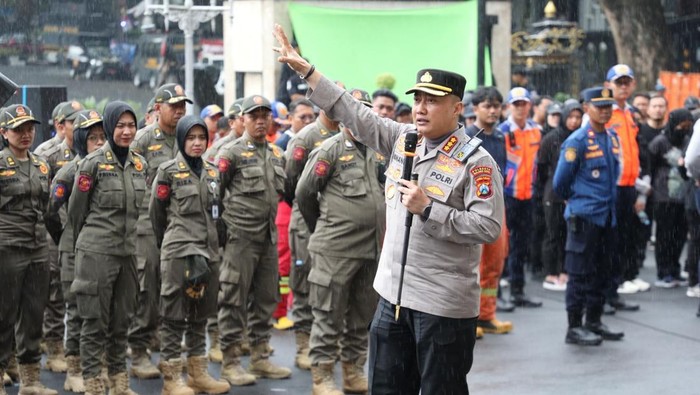 Kapolresta Malang Kota Kombes Pol Nanang Haryono pimpin simulasi Sispamkota depan Balai Kota Malang
