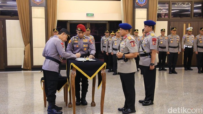Kapolri memimpin serah terima jabatan (sertijab) Kabaintelkam serta Dankor Brimob Polri (dok Polri)