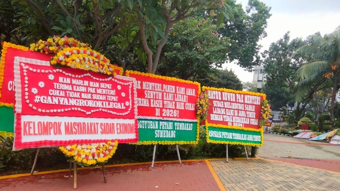 Karangan Bunga dari Pekerja dan Petani Tembakau di Kantor Kemenkeu.