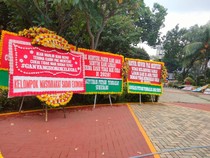 Cukai Rokok Tak Naik, Serikat Pekerja & Petani Kirim Karangan Bunga ke Purbaya