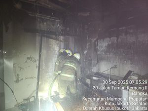 Rumah di Mampang Jaksel Kebakaran Dipicu Selang Gas Lepas, 2 Orang Terluka