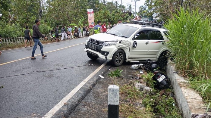 TKP kecelakaan antara mobil dan motor di Jalan Jogja-Wonosari Km 26, Patuk, Gunungkidul, Selasa (30/9/2025).