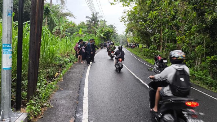 Kondisi lokasi kecelakaan sepeda motor vs truk di Jalan Pengasih-Wates, Pengasih, Kulon Progo, Selasa (30/9/2025)