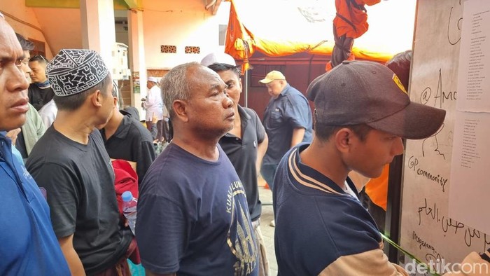 Kecemasan keluarga santri Ponpes Al Khoziny Sidoarjo yang tertimbun reruntuhan