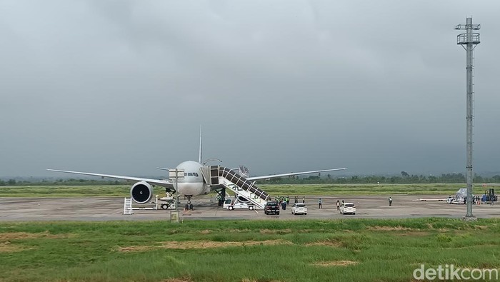 Kedatangan pesawat Qatar Airways Cargo Boeing 777 yang mengangkut logistik MotoGP dari Narita, Jepang, di Lombok, Selasa (30/9/2025).