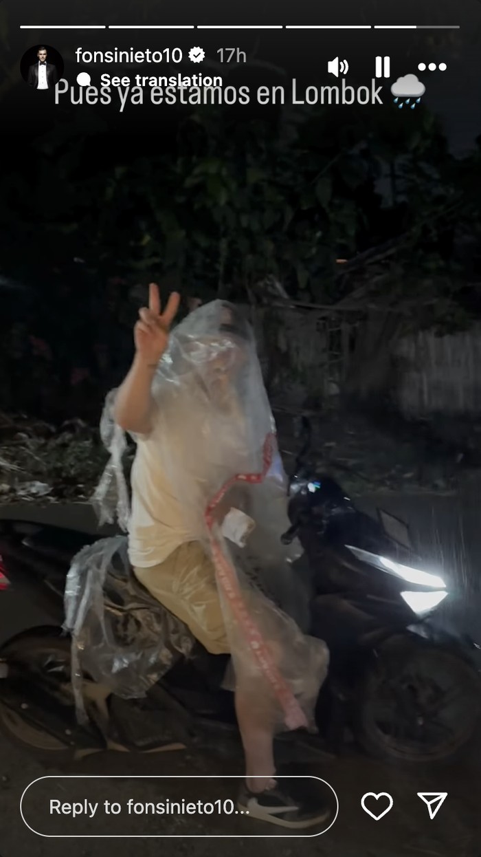 Kelakuan Kru MotoGP di Lombok, Pakai Jas Hujan Plastik