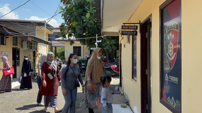 Keluarga pria yang tewas diduga ditembak mendatangi Mapolres Polman minta pelaku segera ditangkap.