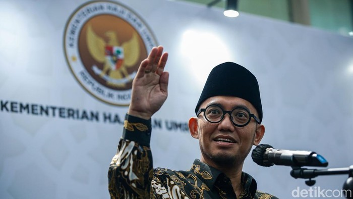 Kiri-Kanan Plt Inspektur Jenderal Kementerian Haji dan Umrah Zaenal Abidin, Wakil Menteri haji dan Umrah Dahnil Anzar Simanjuntak, Sekretaris Jaksa Agung Muda Intelijen Kejaksaan Agung Sarjono Turin dan Jaksa Agung Muda Bidang Intelejen Reda Manthovani saat konferensi pers di Gedung Kementerian Haji dan Umrah, Jakarta, Selasa (30/9/2025).