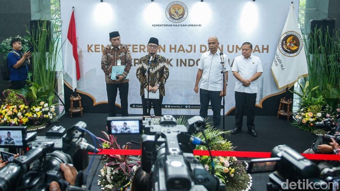 Kiri-Kanan Plt Inspektur Jenderal Kementerian Haji dan Umrah Zaenal Abidin, Wakil Menteri haji dan Umrah Dahnil Anzar Simanjuntak, Sekretaris Jaksa Agung Muda Intelijen Kejaksaan Agung Sarjono Turin dan Jaksa Agung Muda Bidang Intelejen Reda Manthovani saat konferensi pers di Gedung Kementerian Haji dan Umrah, Jakarta, Selasa (30/9/2025).