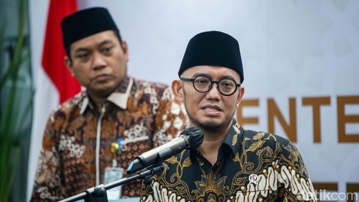 Kiri-Kanan Plt Inspektur Jenderal Kementerian Haji dan Umrah Zaenal Abidin, Wakil Menteri haji dan Umrah Dahnil Anzar Simanjuntak, Sekretaris Jaksa Agung Muda Intelijen Kejaksaan Agung Sarjono Turin dan Jaksa Agung Muda Bidang Intelejen Reda Manthovani saat konferensi pers di Gedung Kementerian Haji dan Umrah, Jakarta, Selasa (30/9/2025).