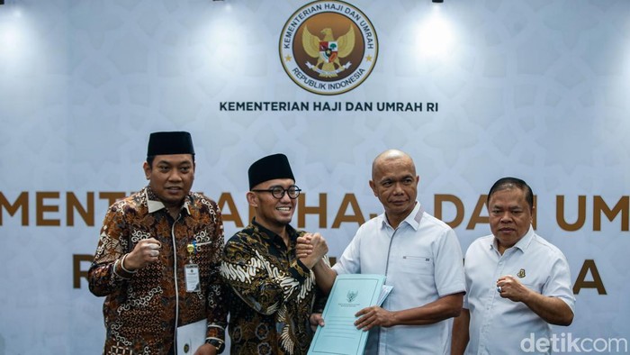 Kiri-Kanan Plt Inspektur Jenderal Kementerian Haji dan Umrah Zaenal Abidin, Wakil Menteri haji dan Umrah Dahnil Anzar Simanjuntak, Sekretaris Jaksa Agung Muda Intelijen Kejaksaan Agung Sarjono Turin dan Jaksa Agung Muda Bidang Intelejen Reda Manthovani saat konferensi pers di Gedung Kementerian Haji dan Umrah, Jakarta, Selasa (30/9/2025).