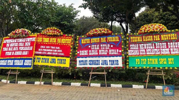 Kementerian Keuangan dibanjiri oleh karangan bunga yang dikirimkan untuk Menteri Keuangan Purbaya Yudhi Sadewa, Selasa (30/9/2025). (CNBC Indonesia/Zahwa Madjid)