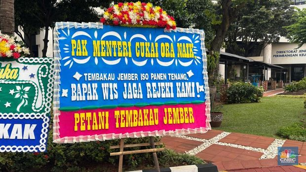 Kementerian Keuangan dibanjiri oleh karangan bunga yang dikirimkan untuk Menteri Keuangan Purbaya Yudhi Sadewa, Selasa (30/9/2025). (CNBC Indonesia/Zahwa Madjid)