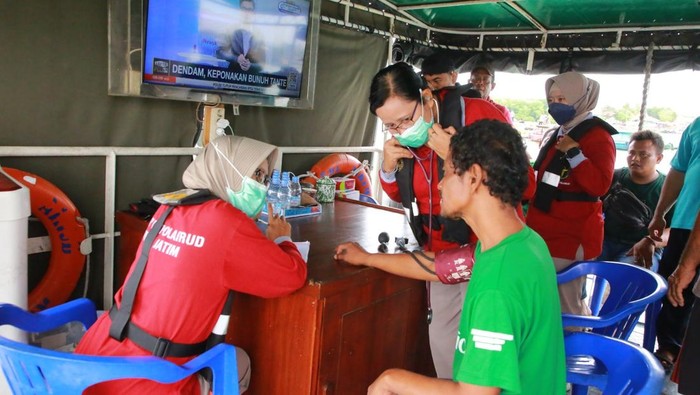 Klinik apung Ditpolairud Polda Jatim melayani warga