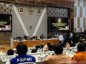 Buruh Minta RUU Ketenagakerjaan Atur Larangan Calo Kerja-Penahanan Ijazah