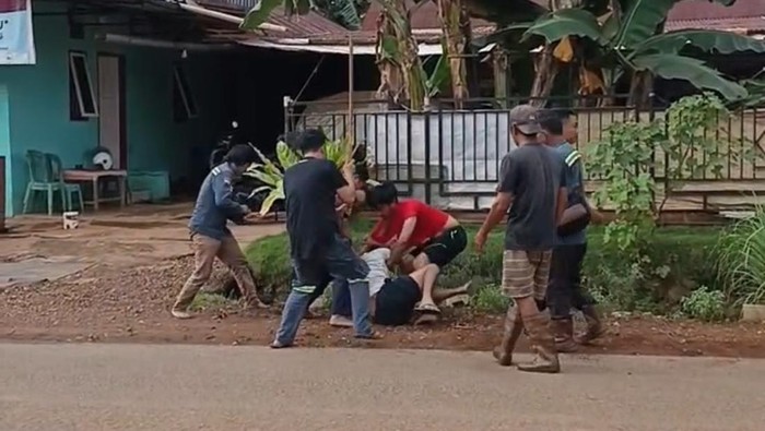 Pria bernama Jaelani di Kabupaten Kolaka, Sulawesi Tenggara (Sultra), babak belur diduga dikeroyok karyawan perusahaan tambang.
