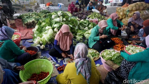 Kompaknya Ibu-ibu Bantu Dapur Umum di Posko Gabungan Ponpes Al Khoziny